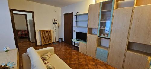 a living room with a couch and a television at Appartamento Elen in Castelfranco Veneto