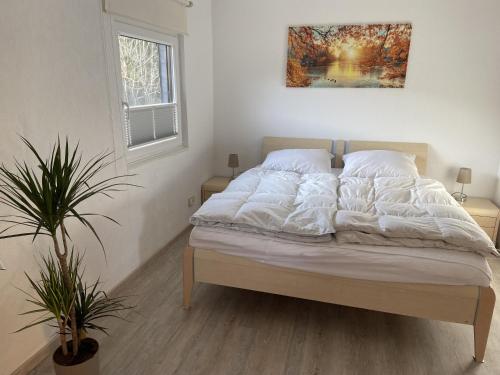 Bett in einem Schlafzimmer mit Wandgemälde in der Unterkunft Haus Waldesruh in Medebach