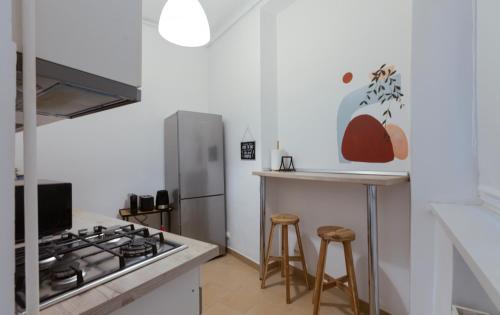 a kitchen with a stove and a refrigerator at Ultracentral Hong Kong 3 Bdrm apartment in Bucharest