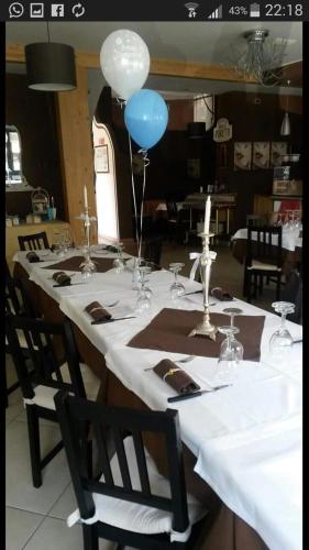 Un restaurante u otro lugar para comer en Albergo Sangrilà