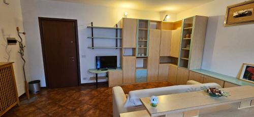 sala de estar con sofá y mesa en Appartamento Elen, en Castelfranco Veneto