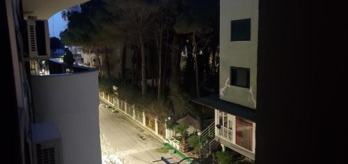 vistas a la calle desde el balcón de un edificio en Casa al mare Durazzo- Albania, en Durrës
