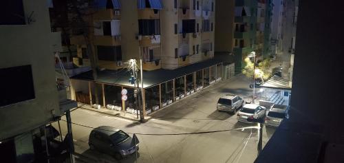 una vista aérea de una calle de la ciudad con coches aparcados en Casa al mare Durazzo- Albania, en Durrës