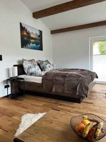 a bedroom with a bed and a bowl of fruit at Cityapartments Reutte in Reutte