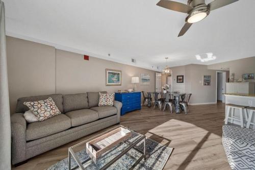 uma sala de estar com um sofá e uma mesa em Tradewinds 806 condo em Orange Beach