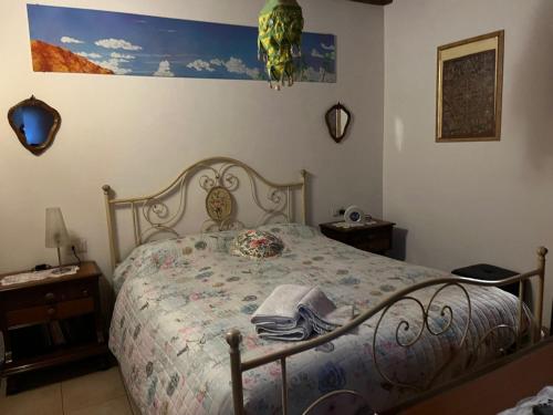 1 dormitorio con 1 cama con toallas en B&B Mirna, en Vaprio dʼAdda