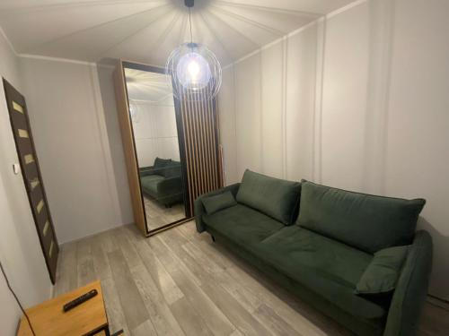 Ruang duduk di Rodzinne mieszkanie 2-pokojowe 50m2 z bezpłatnym prywatnym parkingiem i balkonem