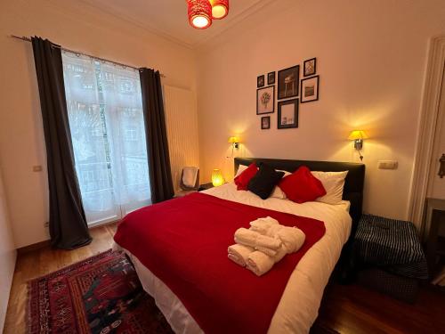 Una cama o camas en una habitación de Euro Edens Bed & Breakfast Plus Free Fitness Room Access