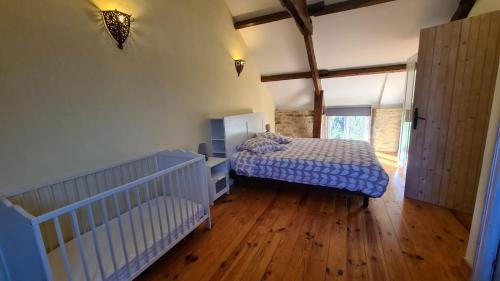 - une chambre avec un lit et 2 bébés dans l'établissement Les Gîtes du Kokopelli : Havana, à Plumelec