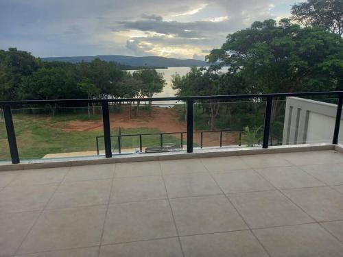 un balcón con vistas a un cuerpo de agua en Casa de temporada no Lago de Furnas-acesso a represa en São José da Barra