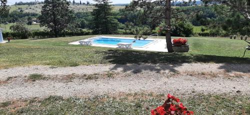 una piscina en medio de un patio en Chambres d'hôtes - Le Moussat, en Lagraulet-du-Gers