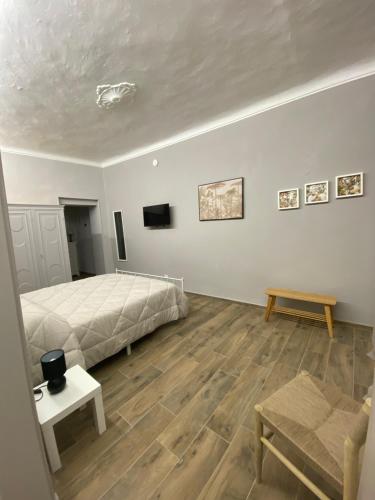 una camera con letto e pavimento in legno di La casa nel vicolo Camera 2 a Casale Monferrato