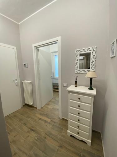 Zimmer mit einer weißen Kommode und einem Spiegel in der Unterkunft La casa nel vicolo Camera 2 in Casale Monferrato