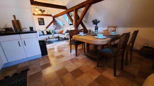 - une cuisine et une salle à manger avec une table et des chaises dans l'établissement Charmant Appartement proche Strasbourg à Eckwersheim, à Eckwersheim