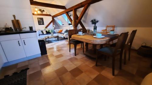 Eckwersheim的住宿－Charmant Appartement proche Strasbourg à Eckwersheim，厨房以及带桌椅的用餐室。