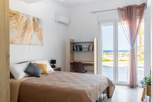 sypialnia z łóżkiem i przesuwanymi szklanymi drzwiami w obiekcie V&S Luxury Apartment w mieście Sfakaki
