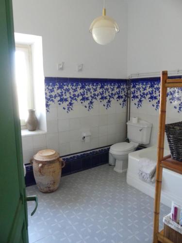 uma casa de banho azul e branca com um WC e uma banheira em Apartamento en Masia catalogada em Tarragona