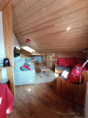 un salon avec un canapé et une table dans l'établissement DUPLEX 50 m2 aux pieds des pistes les saisies hauteluce et contamines montjoie 6 personnes 1 chambre et un coin nuit, à Hauteluce