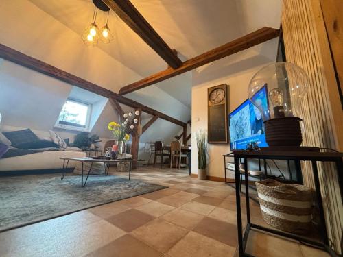 - un salon avec un canapé et une télévision dans l'établissement Charmant Appartement proche Strasbourg à Eckwersheim, à Eckwersheim