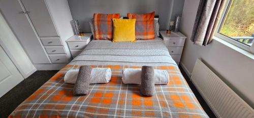 1 dormitorio pequeño con 1 cama con 2 almohadas en Tranquil Lodge hot tub and free golf, en Swarland