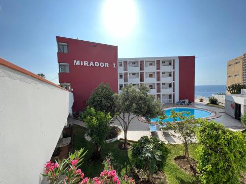 een uitzicht op een hotel met de oceaan op de achtergrond bij Mirador 23 Sea View By Pride Holiday Rentals in San Agustin
