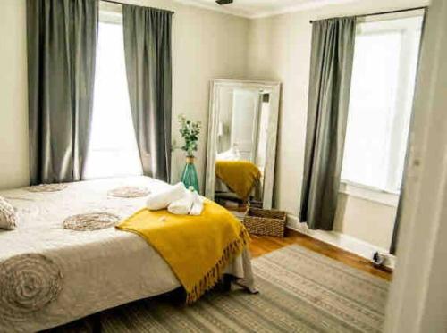 Voodi või voodid majutusasutuse Plaza Bungalow near Uptown, NoDa, light rail! toas