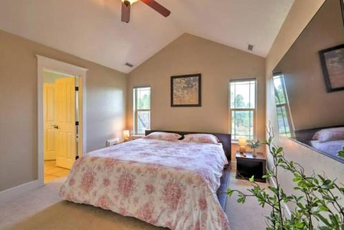 Ένα ή περισσότερα κρεβάτια σε δωμάτιο στο Weekly Discount - Cozy Elegant Flagstaff House