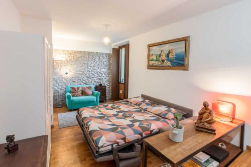 1 dormitorio con 1 cama y 1 mesa en una habitación en Casa San Giacomo en Bellagio