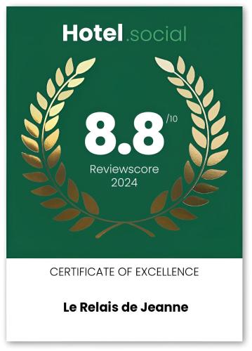 une couronne de laurier pour célébrer l'anniversaire dans l'établissement Le Relais de Jeanne, à Orbigny