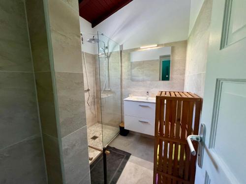 Ένα μπάνιο στο Villa Simeon SAINT FRANCOIS AVEC PISCINE PRIVEE ET JACUZZI Proche plage