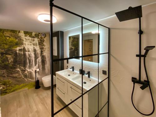 uma casa de banho com um lavatório e um espelho em Apartament Góral em Krynica-Zdrój