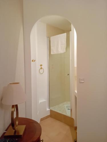 Ένα μπάνιο στο La porte dorée...
