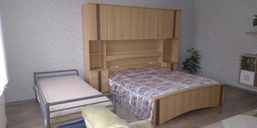 una piccola camera da letto con un letto e una sedia di 1 Zi, FeWo mit Küche und Bad ad Altentreptow