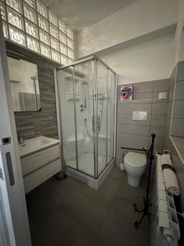 een badkamer met een glazen douche en een toilet bij B&B Love - HOLIDAY HOUSE- Casa Vacanza Santa Severa in Santa Severa