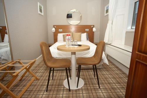 Pokój ze stołem i łóżkiem z lustrem w obiekcie Five Glens Inn w mieście Manorhamilton