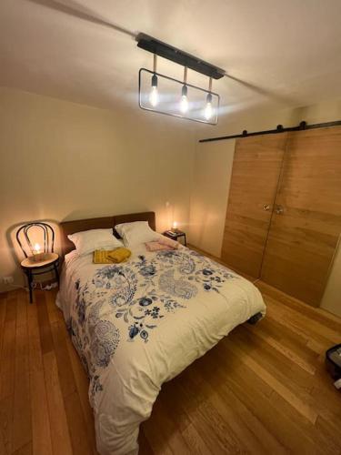 une chambre avec un lit avec une couette bleue et blanche dans l'établissement Comme à la maison, à Elne