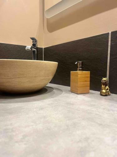 La salle de bains est pourvue d'un lavabo et d'un lavabo. dans l'établissement Comme à la maison, à Elne