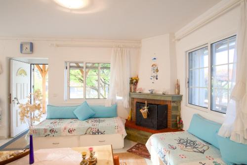 sala de estar con 2 camas y chimenea en Almira Villa on Trani Αmmouda beach, en Agios Nikolaos