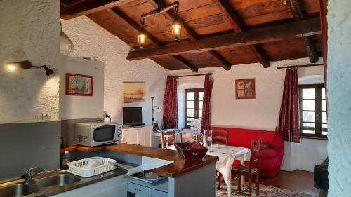une cuisine avec un évier et un micro-ondes dans l'établissement Location L'épi d'or Calvi, demeure de charme, à Calvi