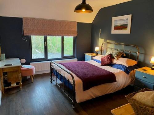 Wellington的住宿－Rose cottage，一间卧室配有一张床、一张书桌和一个窗户。