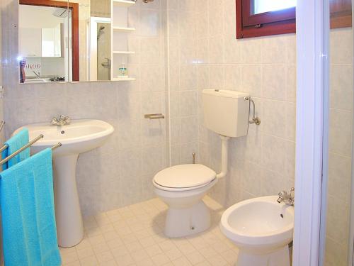 ビビオーネにあるApartment Gemini con Piscinaの白いバスルーム(トイレ、シンク付)
