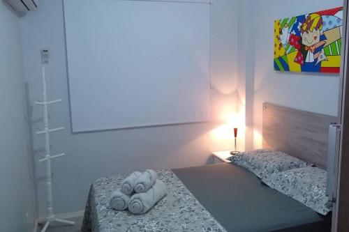 um quarto com uma cama com duas toalhas em Praia, Sol, luar e lazer em Itapema