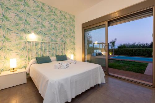 Villa in Ibiza Town sleeps 10 - Ses Llaneres veya yakınında bir havuz manzarası