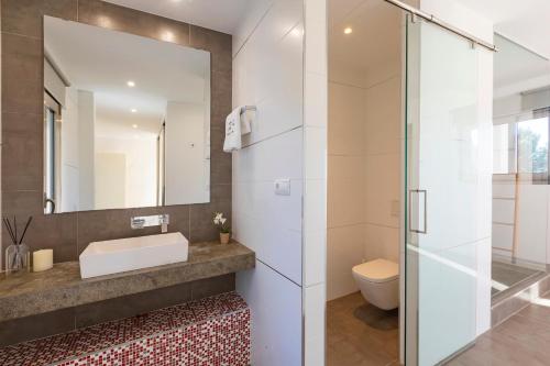 La salle de bains est pourvue d'un lavabo et d'une douche. dans l'établissement Villa in Ibiza Town sleeps 10 - Ses Llaneres, à Ibiza