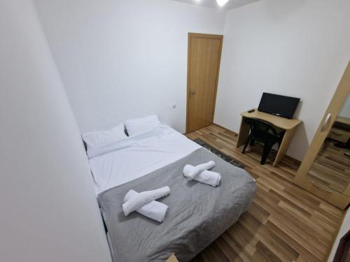 - une chambre avec un lit et 2 serviettes dans l'établissement Dursi Home, à Drajna de Sus
