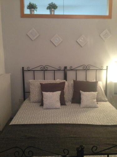 1 dormitorio con 1 cama grande con almohadas en Beach mini appartamento, en Margherita di Savoia