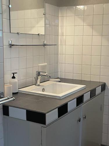 une salle de bain avec un lavabo et un miroir dans l'établissement Les hyacinthes 2, à Sarlat-la-Canéda