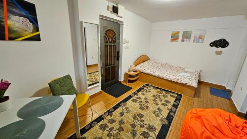 Cette chambre comprend un salon avec une table et un canapé. dans l'établissement Ultracentral Lozonschi Apartament Parter, à Iaşi