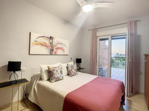 1 dormitorio con 1 cama y puerta corredera de cristal en APARTAMENTO PLAYA LA VIÑA P en Torremolinos