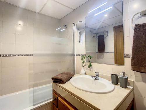 W łazience znajduje się umywalka i prysznic. w obiekcie APARTAMENTO PLAYA LA VIÑA P w mieście Torremolinos